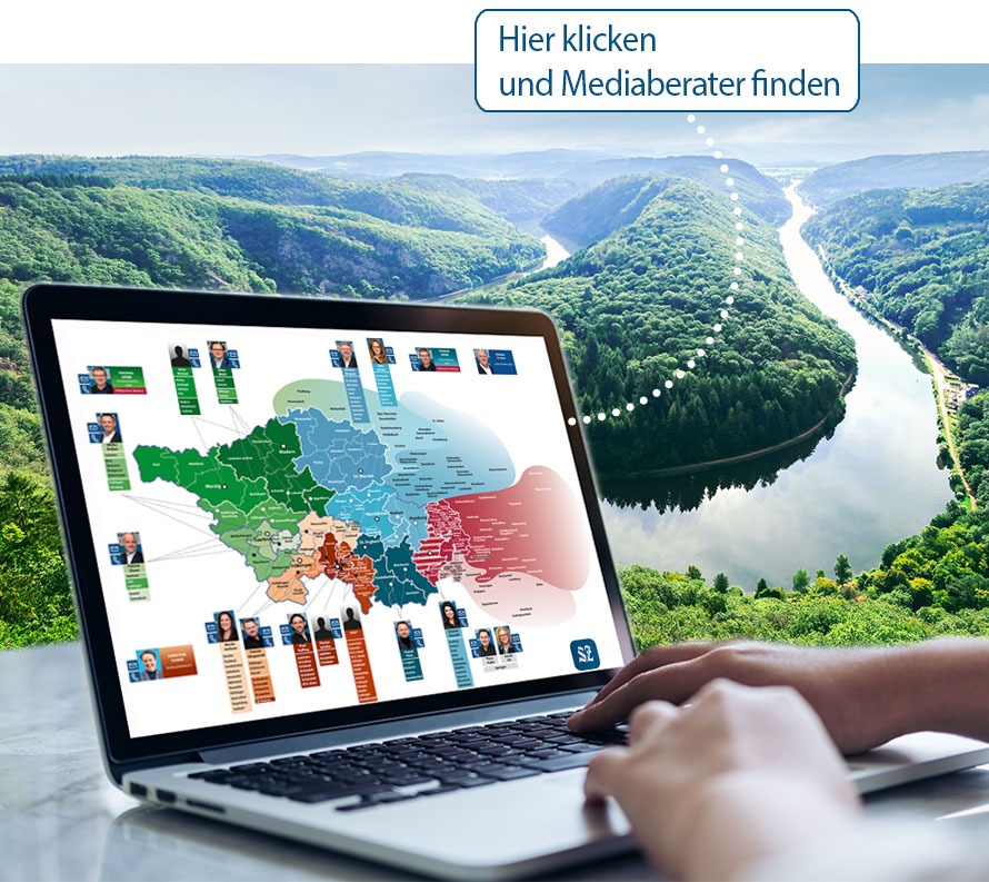 Das Foto zeigt im Hintergrund die Saarschleife, im Vordergrund einen aufgeklappten Laptop mit einer Saarlandkarte und den Mediaberatern der Saarbrücker Zeitung