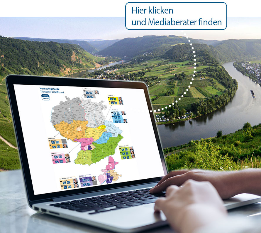 Das Foto zeigt im Hintergrund die Moselschleife bei Kröv, im Vordergrund einen aufgeklappten Laptop mit einer Landkarte und den Mediaberatern des Trierischen Volksfreund.