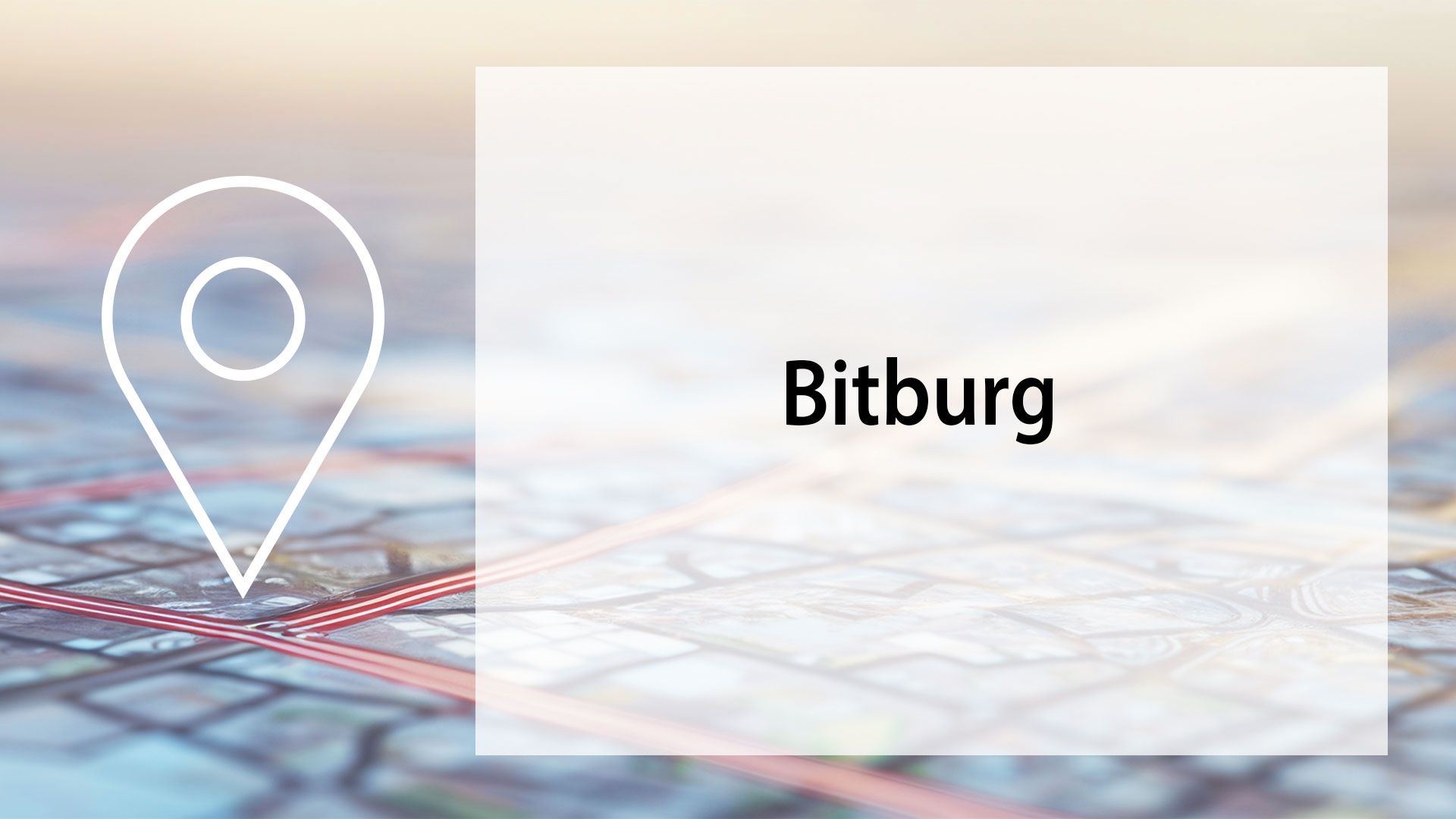 Eine Landkarte mit einem Standortsymbol und der Beschriftung "Bitburg" wird dargestellt.